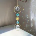 Acchiappasole in cristallo con prismi pendenti e cerchi dorati per decorazione d'interni casa. - Blu