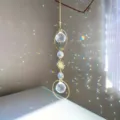 Dettaglio di acchiappasole in cristallo appendibile con rifrazione di luce arcobaleno. - Bianco