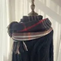 Écharpe d'hiver à carreaux classique avec franges, châle doux et chaud pour femmes. - Noir