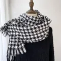 Echarpe classique pied-de-poule noir et blanc d'hiver avec franges douces pour femmes. - Noir