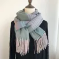 Écharpe d'hiver à carreaux pour femme, foulard doux en tricot avec franges pour un style chic. - Vert