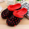 Vue detaillee des sabots de jardin respirants noir et rouge, chaussures de plage confortables - Noir Rouge