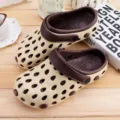 Sabots de jardin beige respirants et confortables avec bride marron, détail chaussures trouées. - Marron Khaki