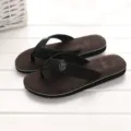 Detailansicht von Herren Freizeit-Flip-Flops mit strukturiertem braunem Fußbett. - Braun