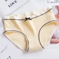 Détail en gros plan d'un slip femme en coton côtelé avec finitions et joli nœud. - M / Bas / T12 Jaune tendre