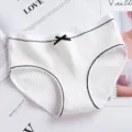 Vue détaillée de slip en coton côtelé pour femme, avec coutures contrastées et nœud. - M / Bas / T12 Blanc cassé
