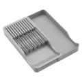 Vue détaillée de grand organiseur de tiroir de cuisine en plastique gris pour couverts. - Porte-Couteau Coulissant / Gris