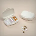 Beige draagbare pillendoos met 3 vakken, compacte reisorganizer voor dagelijkse medicijnen. - Gezond tarwestro - Natuurlijke kleur