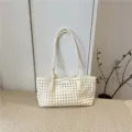 Λεπτομέρεια λευκής πλεγμένης τσάντας ώμου, με περίπλοκη πλεκτή λαβή και υφή. - Λευκό