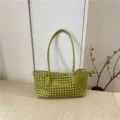 Λεπτομέρεια πράσινης πλεγμένης δερμάτινης τσάντας tote, κομψή τσάντα ώμου για καλοκαιρινές διακοπές. - Πράσινο