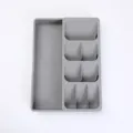 Vista detallada del organizador de cubiertos de cajón de cocina gris para cucharas. - M / Gris