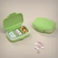 Draagbare pillendoos met 3 vakken, reismedicatie-organizer, groene kunststof container. - Lichtgroen
