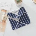 Bonita bolsa geometrica de algodon y lino azul para compresas portatil de uso diario. - Cuadrado
