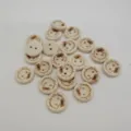 Hölzerne Knöpfe mit Handgemachte Liebe Gravur, runder Zwei-Loch-Knopf zum Nähen und Basteln. - Biene Geschnitzter Stil / 25mm