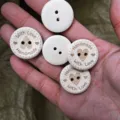 Handgemachte Holzknöpfe mit Herz Gravur DIY Nähhandwerk für Kleidung Dekoration - Herz Geschnitzter Gemischter Stil / 15/20/25mm Gemischt (100 Stück/Packung)