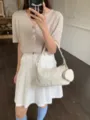 Elegante borsa a spalla bianca da donna in morbida pelle, tracolla intrecciata, stile quotidiano. - Bianco