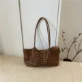 Λεπτομερής όψη καφέ πλεγμένης τσάντας ώμου, που δείχνει περίπλοκη υφή και σχεδιασμό. - Καφέ