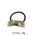 Detailopname van een goudkleurig gebogen haarelastiek met getextureerd oppervlak en zwart. - 1105-14