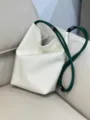 Borsa a tracolla in tela bianca con manico in corda verde, borsa secchiello leggera e casual. - Cinghia Verde / Bianco avorio
