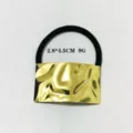 Detailansicht minimaler goldener Metallbogen Haargummi, schlichte elegante Haaraccessoires. - Irregulärer Geschwungener Goldschmuck (1062-21)