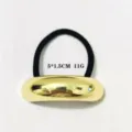 Detailansicht des minimalistischen goldfarbenen Metall-Halbkreis-Haargummis mit schwarzem Band. - Geometrischer Minimalistischer Halbrunder (1062-15)
