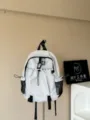 Vue détaillée du sac à dos de loisir neutre, léger, imperméable et multi-poches gris. - L / Gris