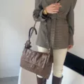 Bolso de hombro clásico acolchado de cuero marrón para mujer, elegante bolso cruzado con cadena. - Marrón