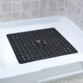 Detailansicht der schwarzen Gummi-Duschmatte mit Ablauflöchern und rutschfesten Saugnäpfen. - Solid Schwarz