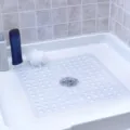 Transparente Duschmatte aus Kunststoff mit Saugnäpfen für sicheren Halt in der Dusche. - Klarweiß