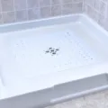 Weisse Anti-Rutsch Duschmatte mit Saugnapfen und Abflussloch in der sauberen Dusche. - Einfarbig Weiß