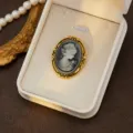 Vintage cameo brooch, elegant gold-plated portrait pin for women's fashion outfits. - Style 10