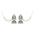 Vue détaillée de boucles d'oreilles Jhumka argentées ornées de strass et chaînes pendantes. - Blanc