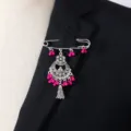 Exquisites Vintage-Boho-Quasten-Brosche Detail, silberne Legierung mit Perlen und Strass. - Fuchsia