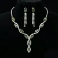 Élégant ensemble de collier et boucles d'oreilles en strass marquise vert pour mariage. - Vert clair