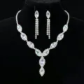 Ensemble de colliers et boucles d'oreilles en strass irisés marquise, idéal pour mariée et mariage. - Coloré