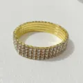 Goldfarbenes elastisches Armband mit mehreren Reihen glänzender Strasssteine für Damen. - Gold