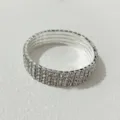 Funkelndes Strass Stretch Armband Detail mit mehrreihigen Kristallen und edler Optik. - Weiß