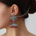 Detailansicht der boho indischen Jhumka Ohrringe mit roten Perlen und eleganter Haarkette. - Dunkelrot