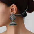Böhmische indische Jhumka-Ohrringe mit geschnitzten Mustern, grünen Perlen und Haarkette. - Grün