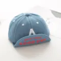 Denim Baby Baseballcap mit roten Stickbuchstaben Detailansicht für Babys im Frühling. - Etwa 48cm / Buchstabe-A