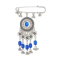 Dettaglio ravvicinato della spilla etnica con strass brillanti, perle blu e pendenti. - Blu