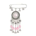 Dettaglio della spilla etnica argentata vintage con perline rosa e campanellini pendenti. - Rosa