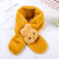 Detail des kuscheligen Plüschschals, gelber Hasen-Halswärmer für Kinder, weich und warm. - Kleines Kaninchen Gelb