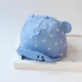 Detailansicht der gepunkteten Baby-Baseballkappe mit süßen Ohren und gesticktem Lächelnrand. - Einheitsgröße verstellbar (ca. 48 cm) / Hellblau