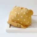 Detailansicht der süßen gelben gepunkteten Baby Baseballkappe mit kleinen Ohren. - Einheitsgröße verstellbar (ca. 48 cm) / Gelb