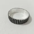 Exquisites mehrreihiges schwarzes Kristall-Stretcharmband, elegantes silberfarbenes Schmuckdetail. - Schwarz
