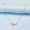 Delicado collar de clavícula con dije Love dorado adornado con brillantes piedras de circonio. - Cadena de Clavícula de Strass con Letra Love