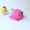 Rosa gepunktete Baby Baseballkappe mit süßen kleinen Hörnern für den täglichen Freizeitlook. - Mützenumfang ca. 46 cm, empfohlen für 5–36 Monate / Fuchsia