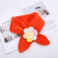Primo piano dettagliato di sciarpa in peluche per bambini con colorato accessorio floreale. - Girasole - rosso arancio