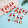 Niedliches Weihnachtsschlüsselanhänger Set mit Weihnachtsmann Baum und Geschenken. - Zufällige Stile